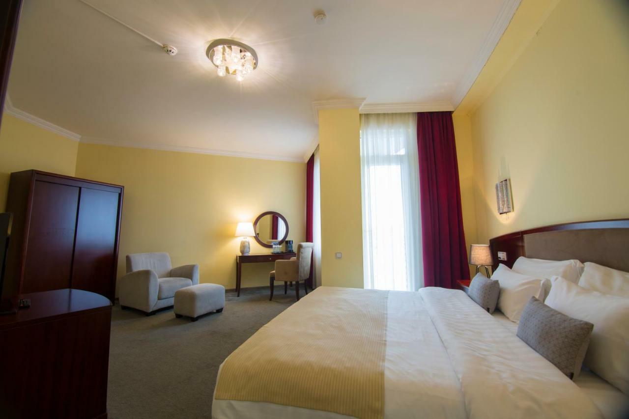 Hotel Aisi บาทูมิ ภายนอก รูปภาพ